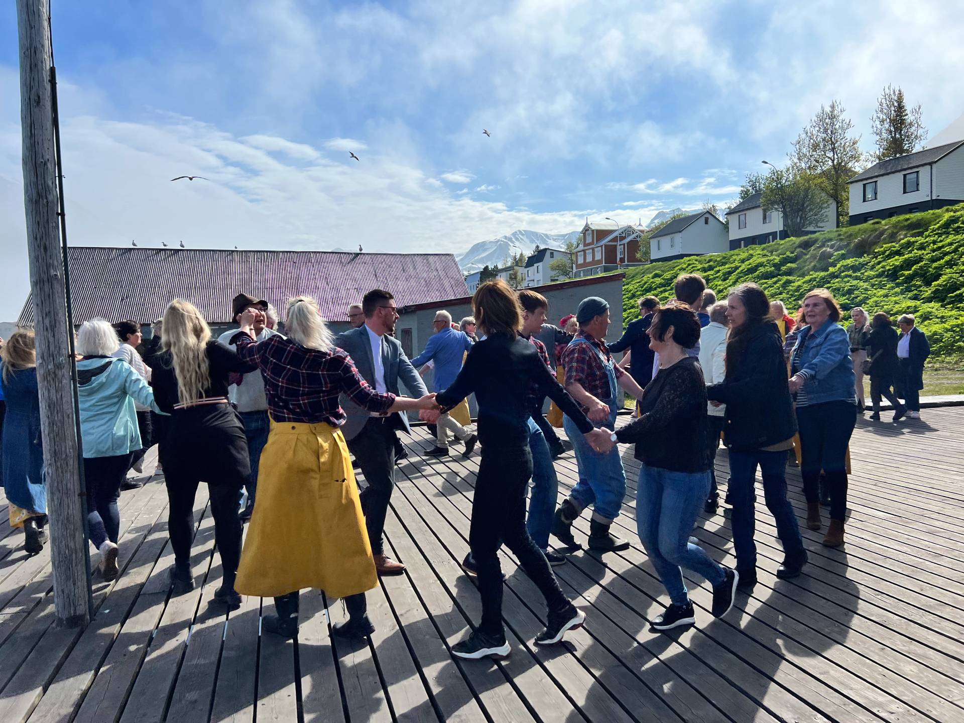 Publikum danset og trekkspillet ljomet