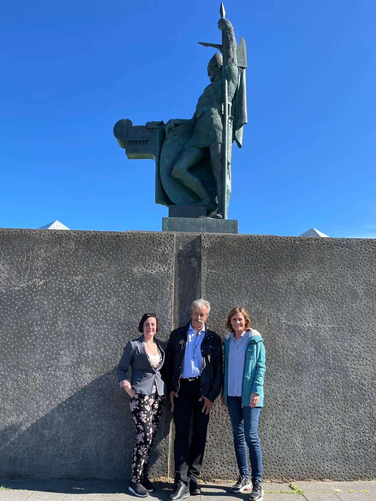 Eva Mjöll Júlíusdóttir - Petter Jonny - Ingibjörg Davíðsdóttir ved statuen av Ingolf pð Arnarholl i Reykjavik 