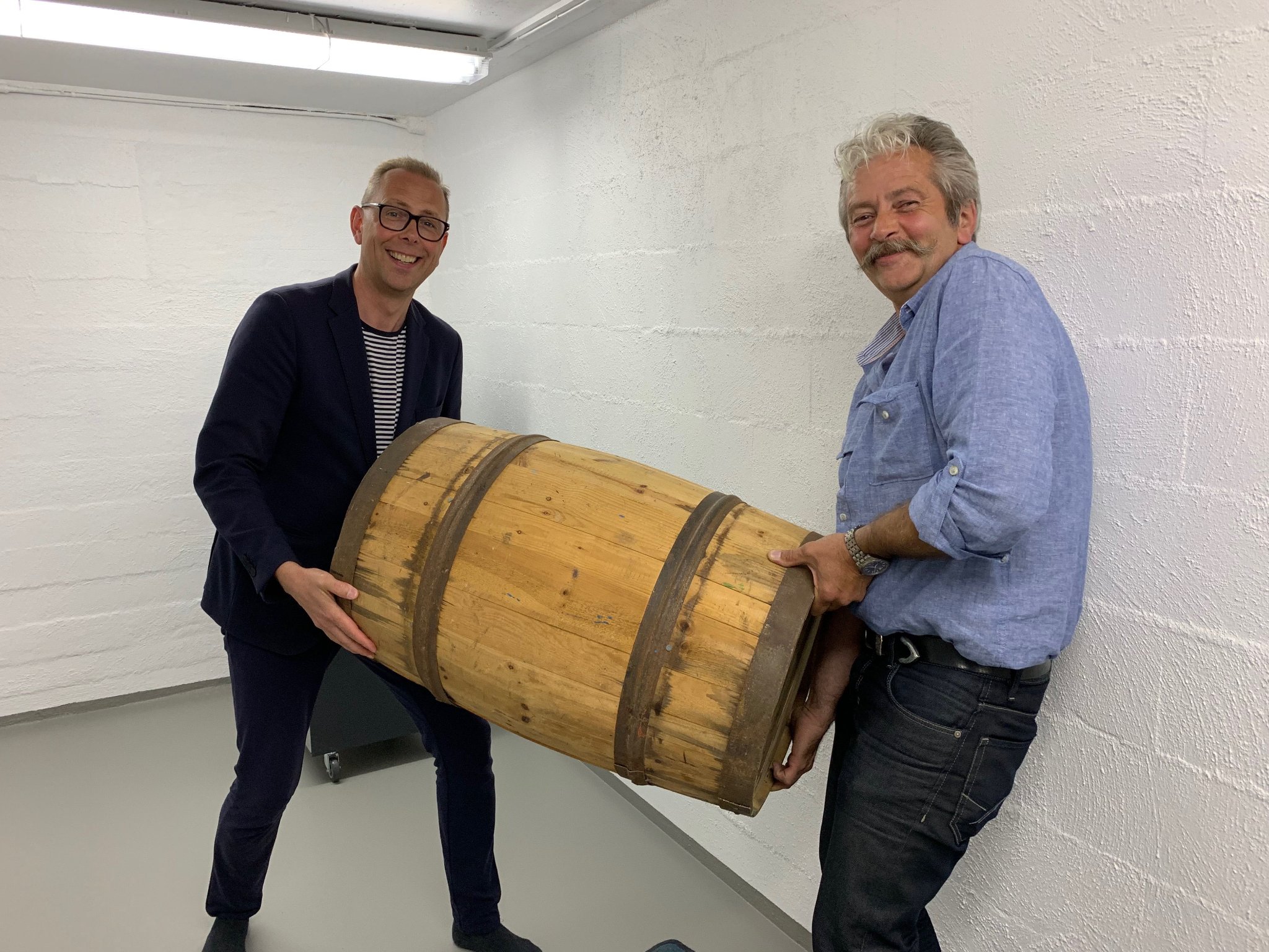 Ambassadør Hermann og Petter Jonny håndterer tønna i 2018