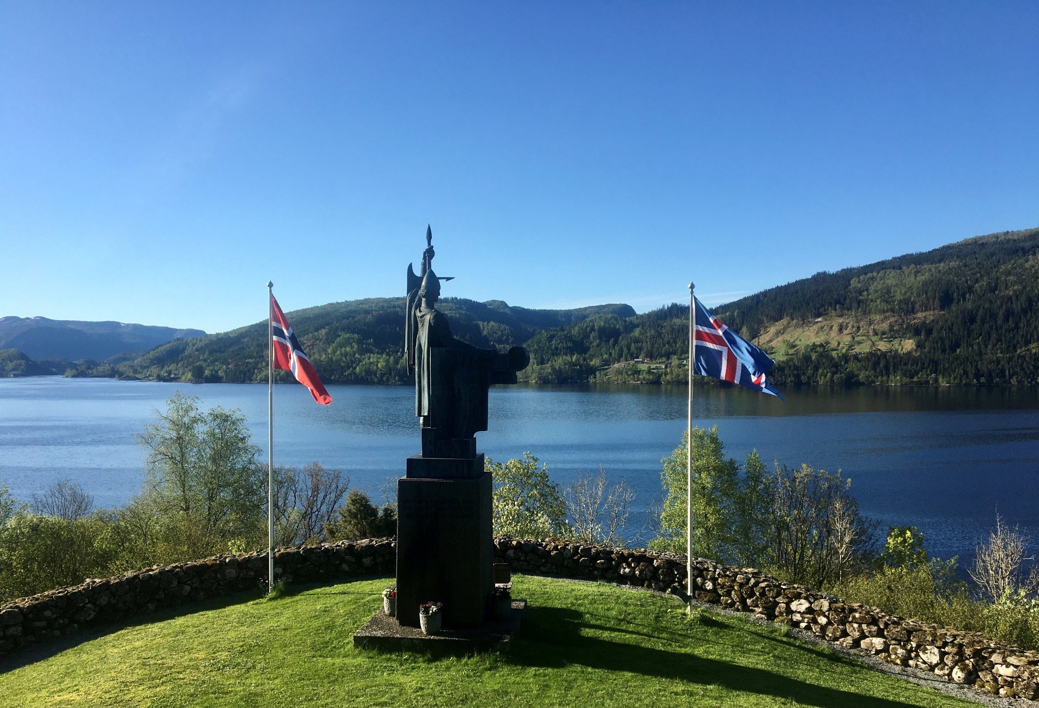Statuen av Ingolf Arnarson i Rivedal - han skuer mot vest, til Island
