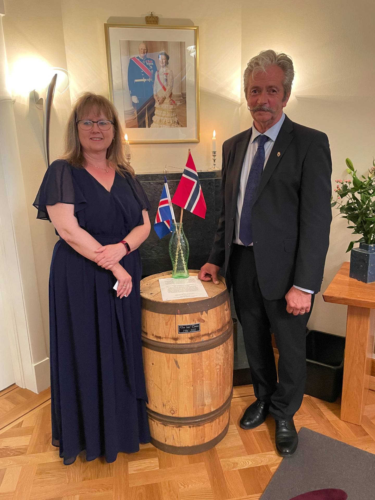 Nina og Petter Jonny med tønna på første stopp på vei til Siglufjörður