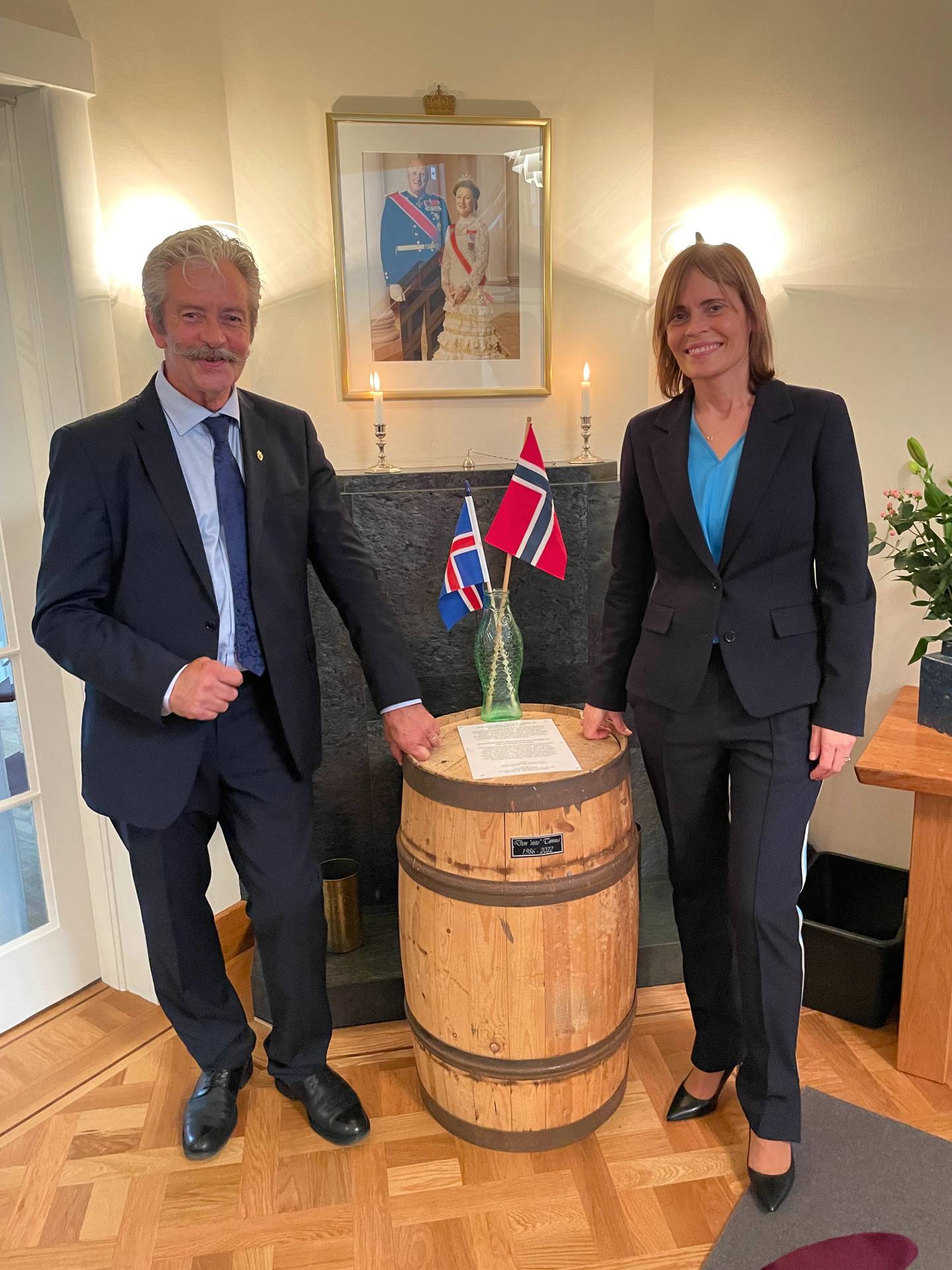 Petter Jonny og Ingibjörg med tønna mellom seg 