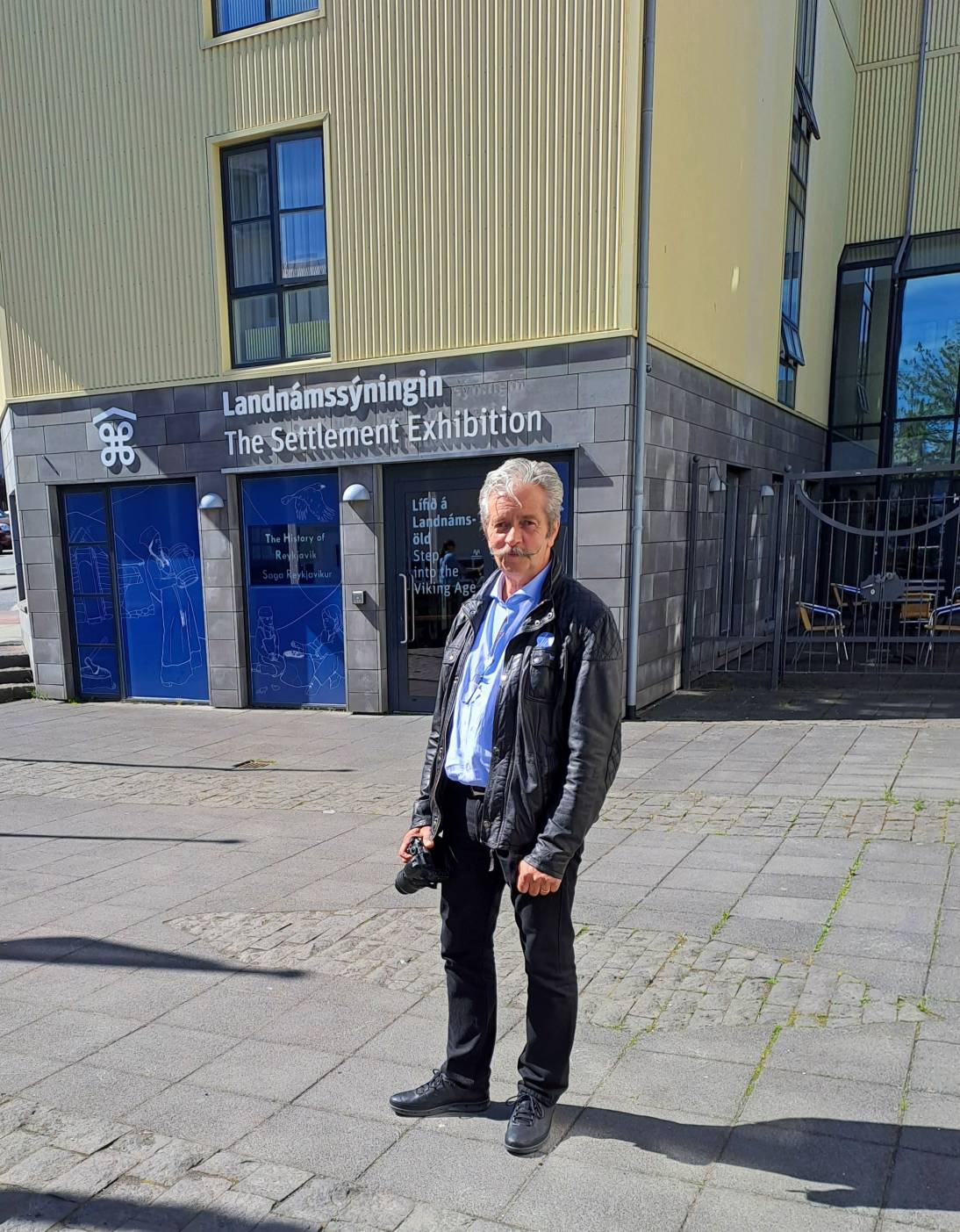 Petter Jonny ved inngangen til Landnåmsutstillingen i Reykjavik - der gården til Ingolf lå 