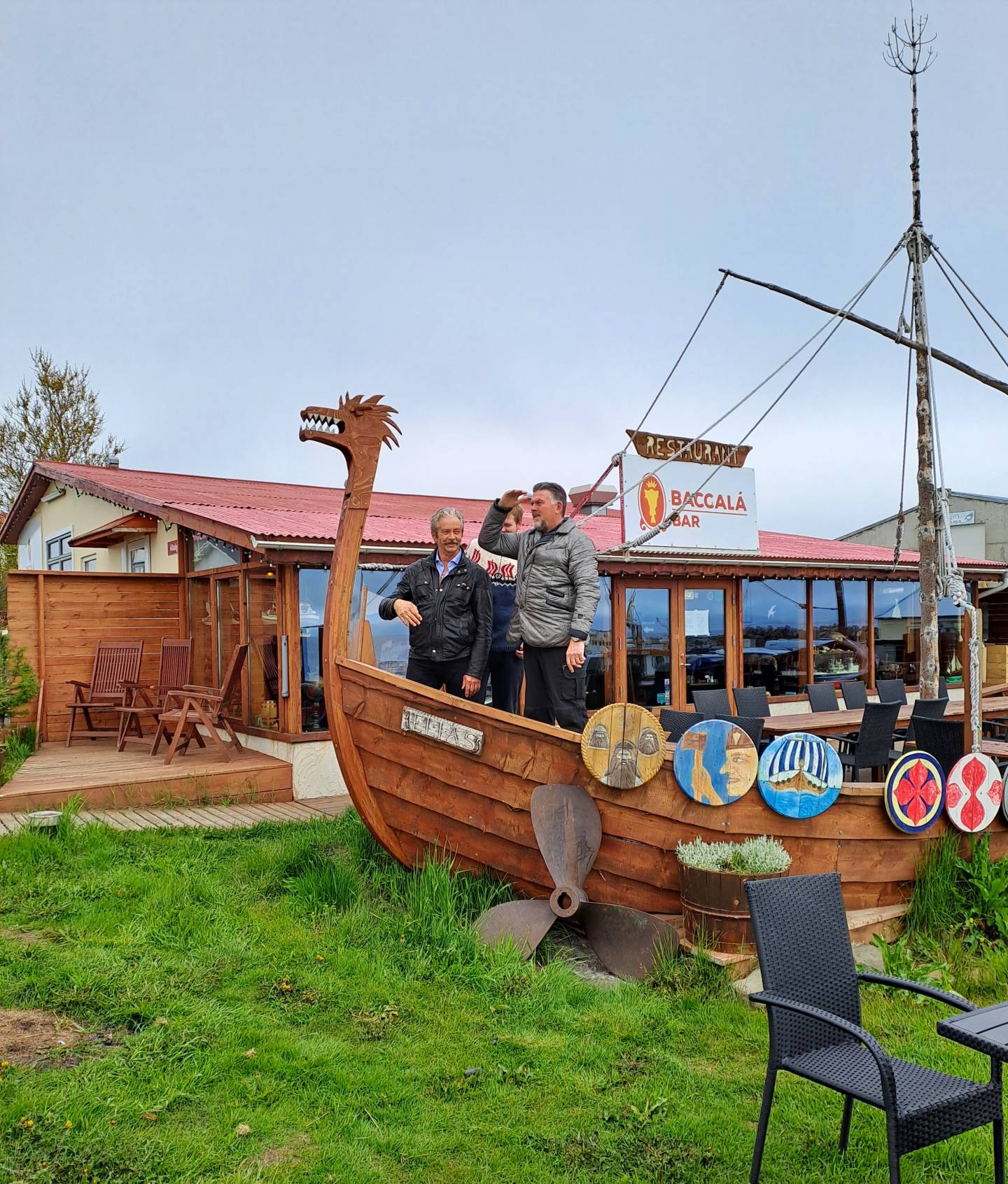 De står i stavnen og skuer mot land - restauranten i Hauganes