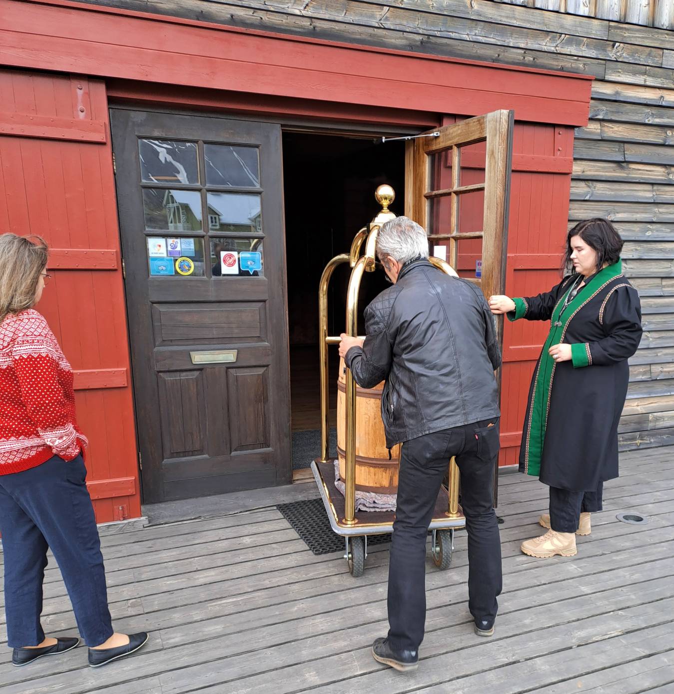 Tønna kjøres inn til museet i Siglufjörður 