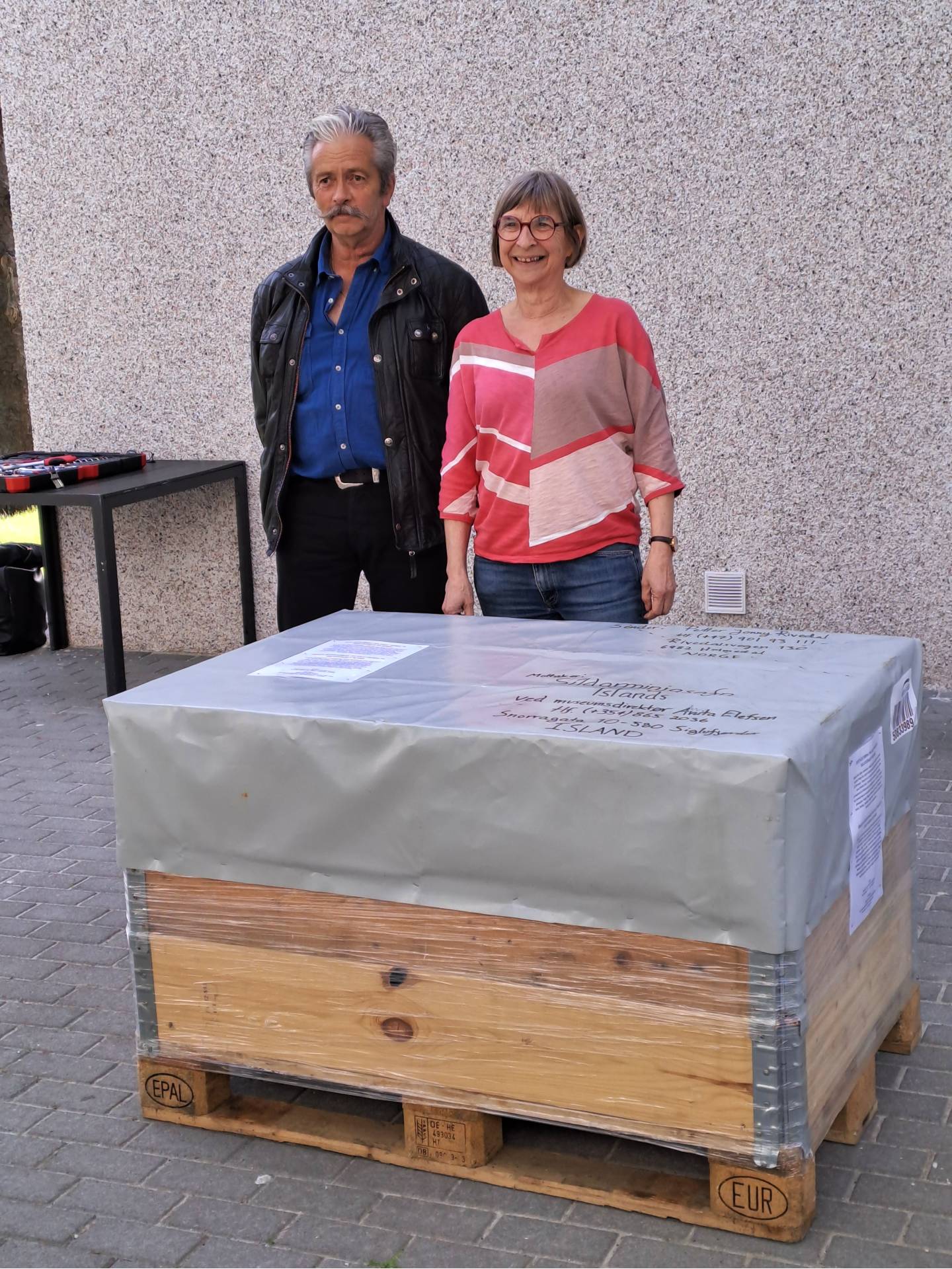 Tunnan komin að sendiráði Noregs - Petter Jonny og sendiherra Aud Lise Tunnan komin að sendiráði Noregs - Petter Jonny og sendiherra Aud-Lise