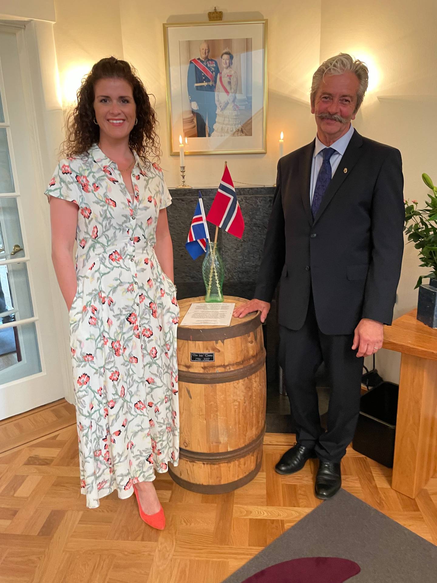 Utenriksministeren og Petter Jonny med tønna mellom seg 